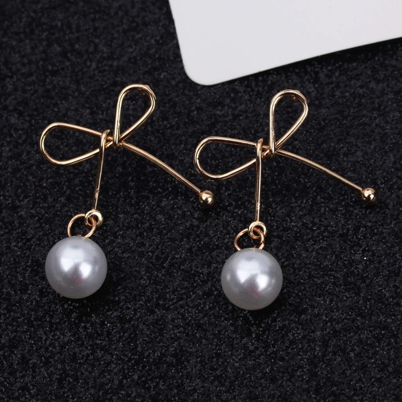 The Twisted Wire With Pearls Earrings