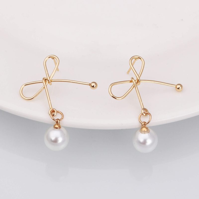 The Twisted Wire With Pearls Earrings - Image 3