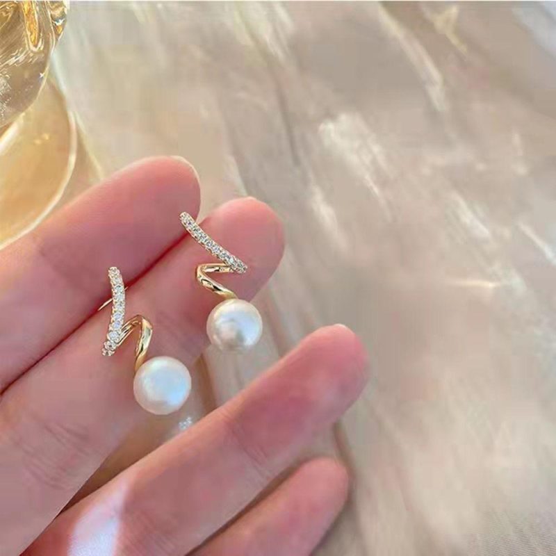 Zig-Zag Squeezy Pearl Earrings - Image 4